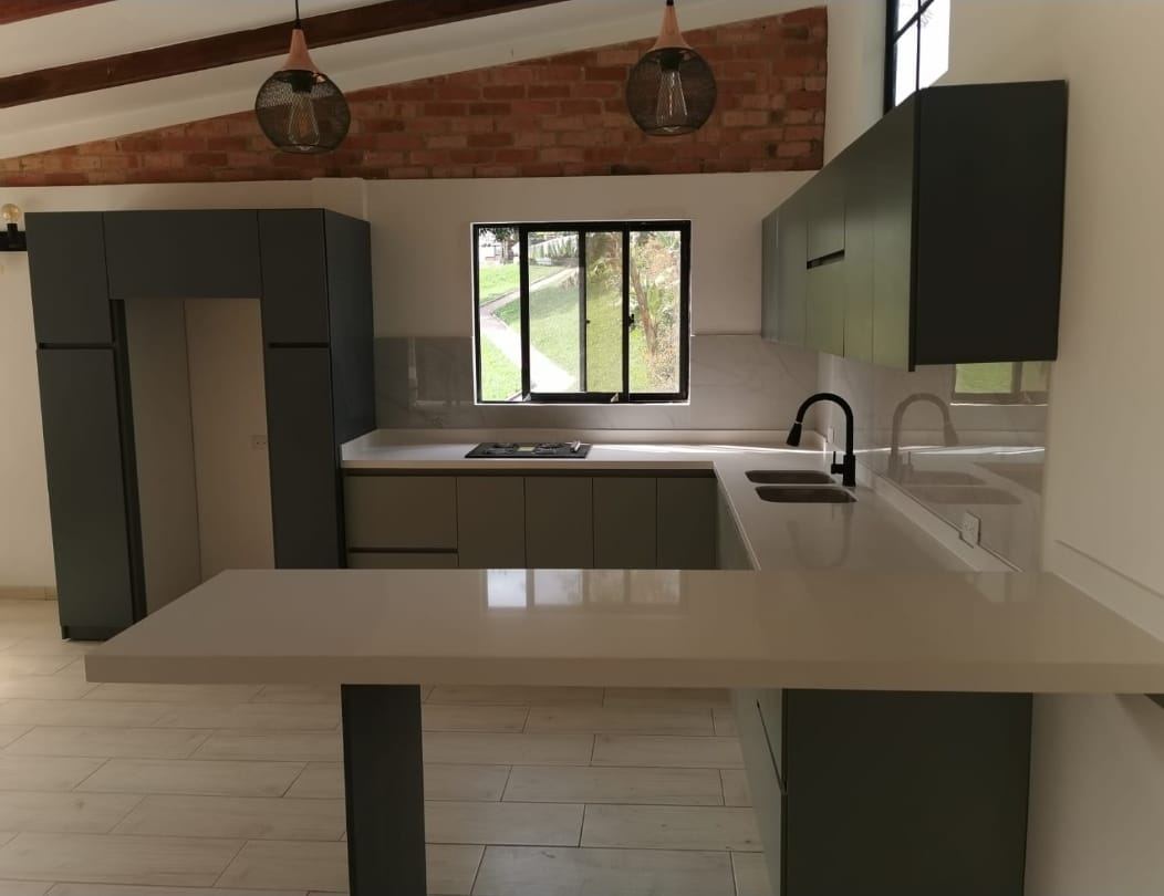 Cocina integral en cuarzo blanco