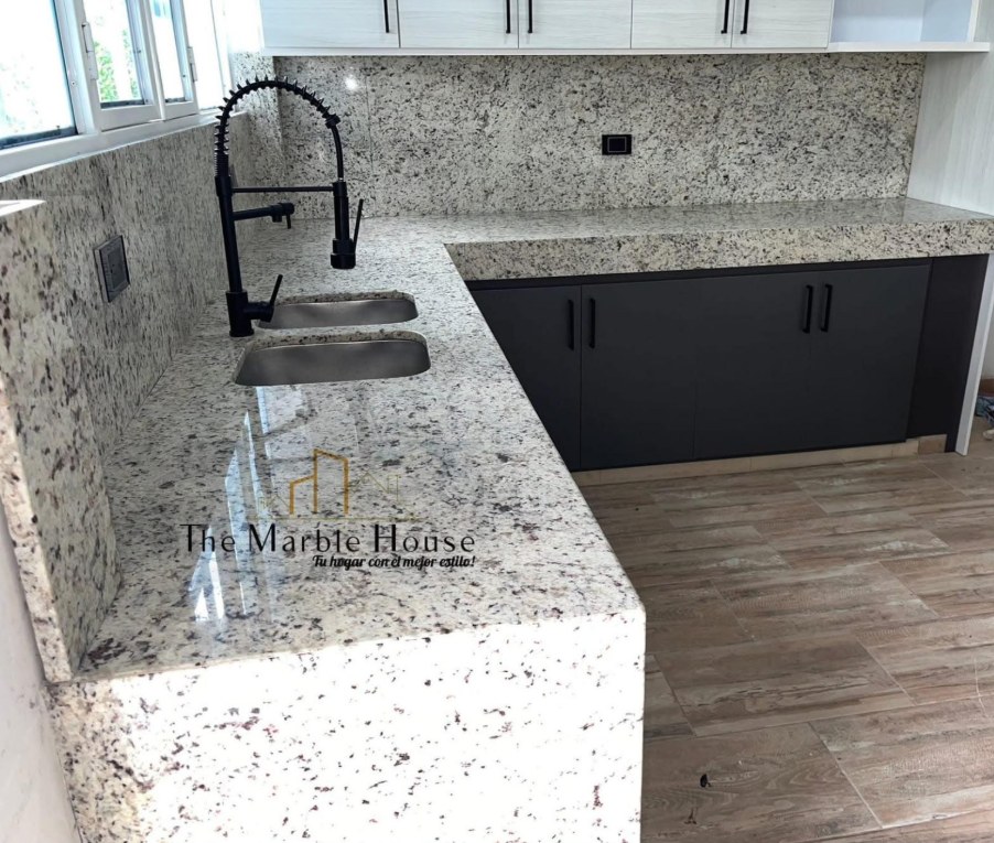 Cocina integral en granito blanco Dallas