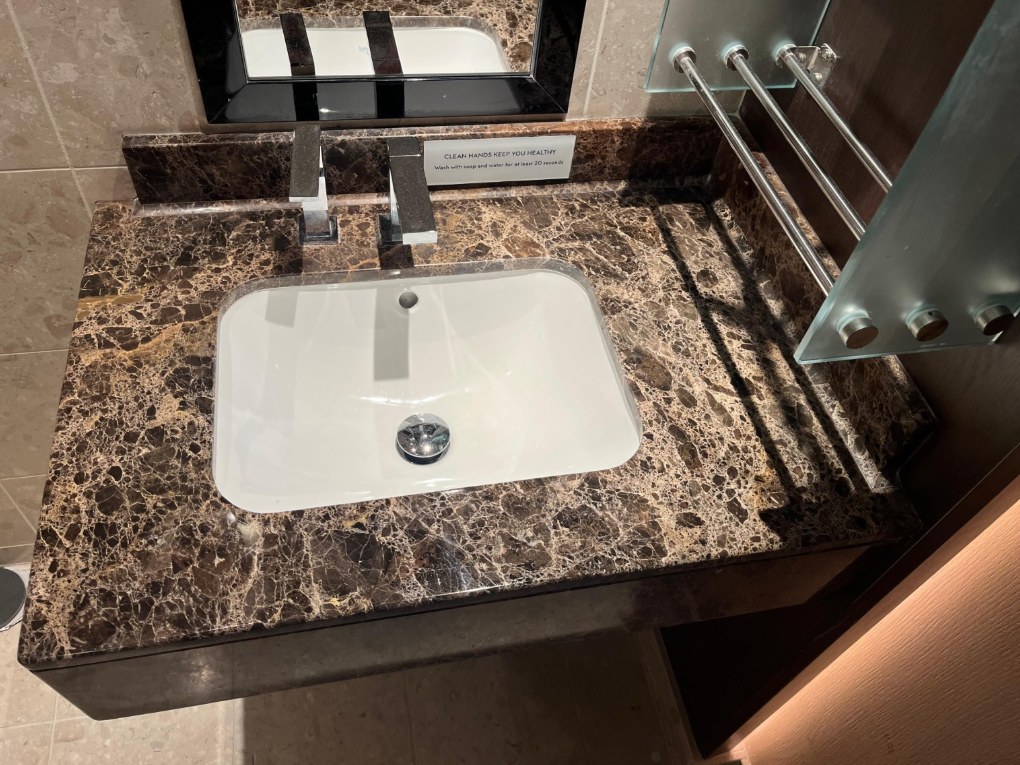 Mesón de baño en mármol marrón emperador con lavamanos